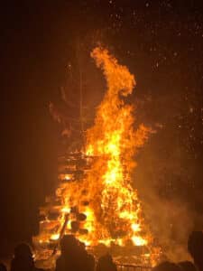 Terreetfeu CuissonprimitivedE28099argilesauvage LaMotte en Champsaur 225x300 - Terre et feu - Cuisson primitive d’argile sauvage