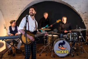 Les Duckies en live ConcertliveC3A0lE28099HC3B4telLeConnC3A9tableE28093LesDuckiesenlive 300x200 - Les Duckies en live